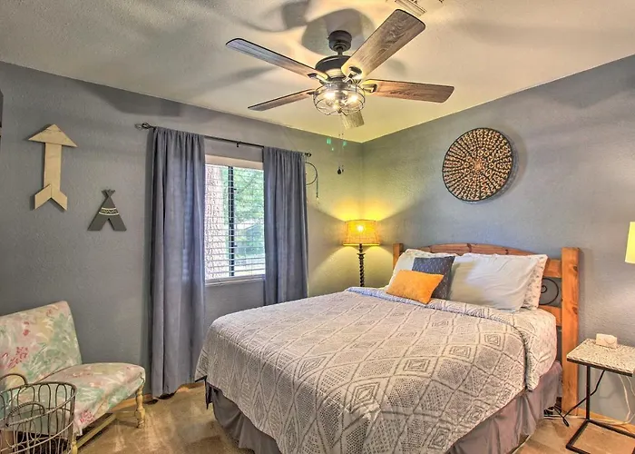 Casa vacanze Hike & Unwind: Lakeside W/ Fire Pit!